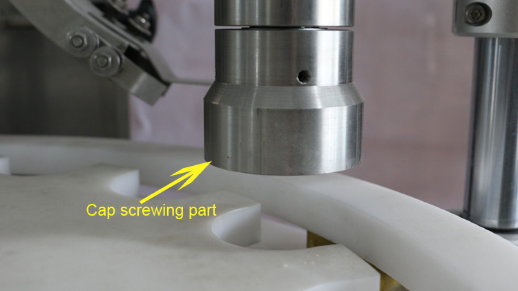 500 ml apaļa pudeļu pildīšanas mašīna ar vāciņa aizzīmogošanu un darbināmu zvaigžņu riteni