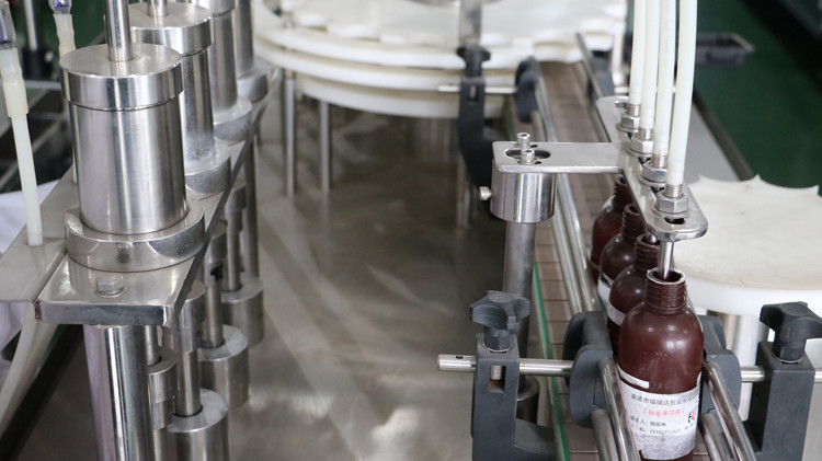 500 ml apaļa pudeļu pildīšanas mašīna ar vāciņa aizzīmogošanu un darbināmu zvaigžņu riteni